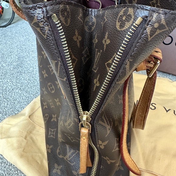 Authentic (receipt & paperwork included) Louis Vuitton "Voiltaire" handbag - Picture 5 of 14